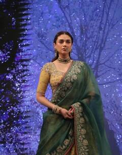 In Pics: डिजाइनर Anju Modi के लिए Aditi Rao Hydari ने किया रैंप वॉक, पीले-हरे लहंगे में लग रही बला की खूबसूरत