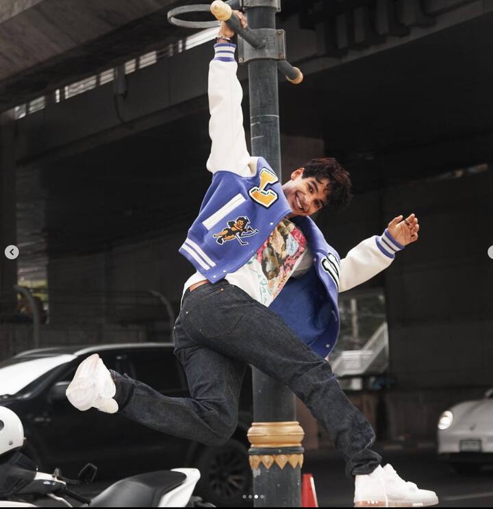 'ধড়ক' ছবিতে ঈশানের উল্টো দিকেই অভিষেক জাহ্নবী কাপুরের। শোনা যায়, সে সময় তাঁরা 'ডেট'-ও করছিলেন।