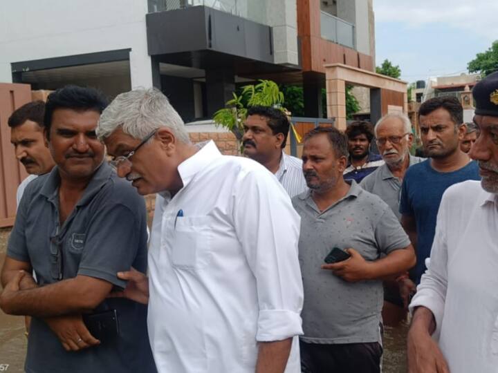 बीजेएस स्थित न्यू रूप नगर कॉलोनी के निवासी लगातार सरकार और प्रशासन से मदद की गुहार लगा रहे थे. कई लोगों ने ट्वीट भी किया, लेकिन अभी तक इस कॉलोनी में जलभराव की स्थिति बनी हुई है. सेना ने तीन पंप लगाए हैं, जिससे क्षेत्र का पानी निकाला जा रहा है. वहीं अब अब पानी धीरे-धीरे उतर रहा है. क्षेत्र के लोग अभी भी पानी उतरने का इंतजार कर रहे हैं. कई मकानों की दीवारें कमजोर हो गई हैं वहीं एक मकान काफी क्षति ग्रस्त हुआ है.