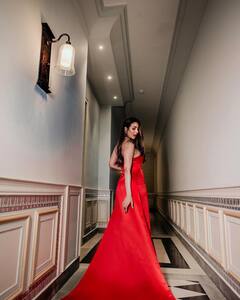 Malaika Arora Pics: रेड गाउन में मलाइका अरोड़ा के ग्लैमरस लुक ने उड़ाए फैंस के होश, काउच पर बैठकर दिया कुछ ऐसा पोज