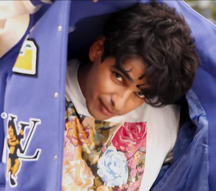 তবে যখনই দেখা হোক না কেন, তাঁদের মধ্যে আজও একই রকম সখ্য রয়েছে। বললেন জাহ্নবী।
