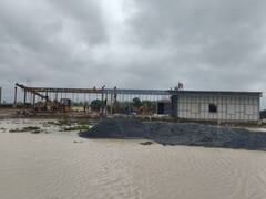 Surat News: IIIT सूरत का आधा अधूरा कैंपस और टीन शेड के नीचे बने क्लासेज, छात्रों ने जताया कड़ा विरोध, दी ये चेतावनी