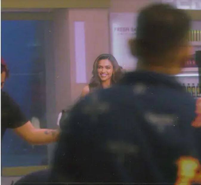 ਹੁਣ ਦੀਪਿਕਾ ਨੇ ਆਪਣੇ ਇੰਸਟਾਗ੍ਰਾਮ 'ਤੇ ਕੈਮਰੇ ਦੇ ਪਿੱਛੇ ਕੁਝ ਤਸਵੀਰਾਂ ਸ਼ੇਅਰ ਕੀਤੀਆਂ ਹਨ। ਇਨ੍ਹਾਂ ਤਸਵੀਰਾਂ 'ਚ ਦੀਪਿਕਾ ਸ਼ੂਟ ਲਈ ਤਿਆਰ ਹੁੰਦੀ ਨਜ਼ਰ ਆ ਰਹੀ ਹੈ। ਫੋਟੋਆਂ ਨੂੰ ਦੇਖ ਕੇ ਲੱਗ ਰਿਹਾ ਹੈ ਕਿ ਦੀਪਿਕਾ ਕਿਸੇ ਇਸ਼ਤਿਹਾਰ ਦੀ ਤਿਆਰੀ ਕਰ ਰਹੀ ਹੈ।