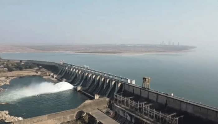 राणा प्रताप सागर बांध - चंबल नदी पर बने कई बांधो में से एक राणा प्रताप सागर भव्य और विशाल है. यहां से पानी सीधा चुलिया फॉल्स तक जाता है. इस बांध पर चेतक की एक खूबसूरत प्रतिमा लगी है. यहां से आप पूरा रावतभाटा एक साथ देख सकते हैं.