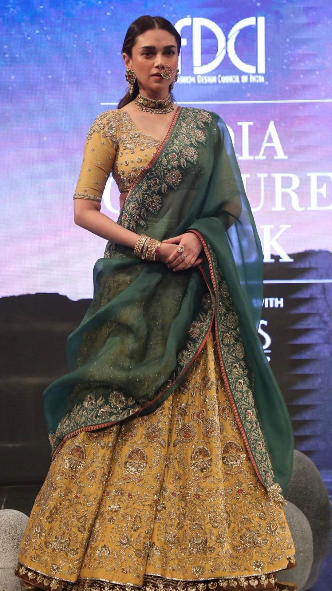 Aditi Rao Hydari हिच्या पारंपरिक लूकवर चाहते फिदा; फोटो व्हायरल - Marathi  News | Aditi Rao Hydari look royal in golden lehenga with a golden blouse |  TV9 Marathi