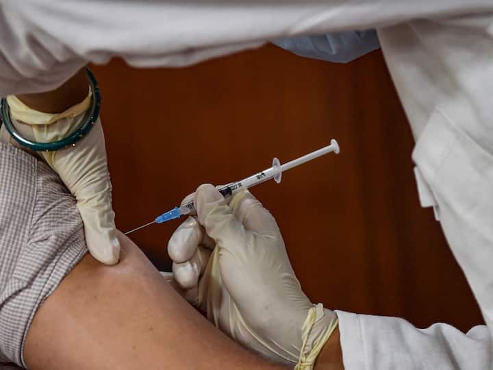 Madhya Pradesh Coivd-19 Vaccine 30 Students Vaccinated Against Covid With Single Injection-Syringe In School Madhya Pradesh Coivd-19 Vaccine: ఒకే సిరంజితో 30 మంది పిల్లలకు టీకా- షాకైన పేరెంట్స్, వీడియో వైరల్!