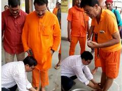 Kanwar Yatra 2022: सीएम योगी से प्ररेणा लेकर कांवड़ियों के पैर धो रहे बस डिपो के सहायक मैनेजर, कही ये बात