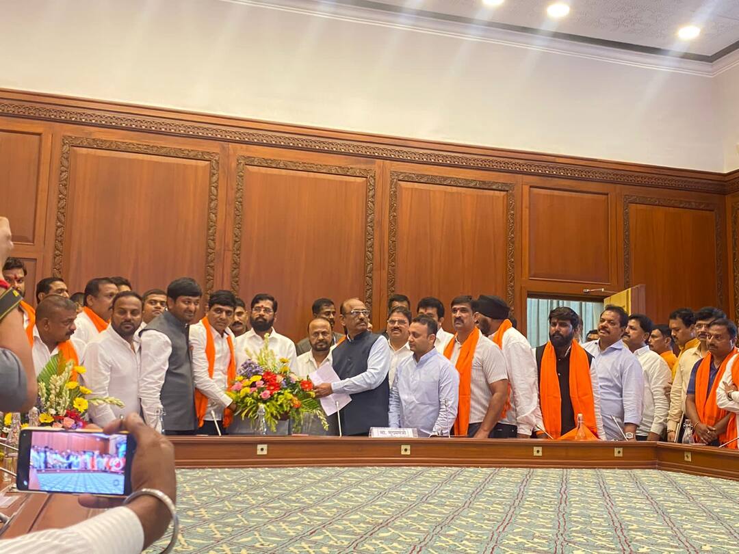 Akola : अकोल्यात शिवसेनेला धक्का, बाजोरिया गटाचा 'शिंदे सेने'त प्रवेश Akola Shivsena Gopikishan Bajoria joined CM Eknath Shinde Group leave Uddhav Thackeray Maharashtra news Akola : अकोल्यात शिवसेनेला धक्का, बाजोरिया गटाचा 'शिंदे सेने'त प्रवेश