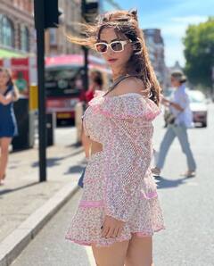 Aamna Sharif Pics: लंदन की सड़कों पर सनशाइन में बेहद खूबसूरत पोज़ देती दिखीं आमना शरीफ