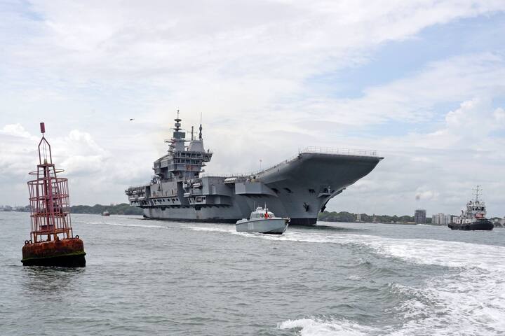 Indian Navy's aircraft carrier Vikrant : ભારતીય નેવીએ  આજે તેના બિલ્ડર કોચીન શિપયાર્ડ લિમિટેડ (CSL), કોચી પાસેથી પ્રતિષ્ઠિત સ્વદેશી એરક્રાફ્ટ કેરિયર (AC) વિક્રાંત પ્રાપ્ત કરીને દરિયાઈ ઇતિહાસ રચ્યો છે.