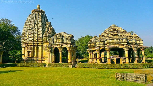 Rawatbhata: भारत में सबसे टूरिस्ट के सबसे ज्यादा पसंदीदा जगहों में से एक राजस्थान (Rajasthan) भी है. इस राज्य का जिक्र आते ही आपको पारंपरिक खानपान, ऐतिहासिक इमारतें और रेगिस्तान में ऊंटों का दृश्य याद आता है. लेकिन आज हम राजस्थान के जिस टूरिस्ट स्पॉट की बात कर रहे हैं वो इससे बिल्कुल अलग और हटके है. दरअसल आज बात कर रहे हैं हरियाली से लबरेज और एक ऐसी जगह के बारे में जहां बहुत ही कम लोग जाते हैं. या फिर यूं कहें कि बहुत कम लोगों को इसके बारे में जानकारी है. रावतभाटा (Rawatbhata) राजस्थान की वो जगह है जिसकी असली खूबसूरती मानसून के सीजन में सामने आती है. घने जंगल, नदियां, पहाड़ियां और वन्य जीवों से घिरी ये जगह एक परफेक्ट टूरिस्ट स्पॉट है. आज आपको बताते हैं रावतभाटा में आप क्या खास एन्जॉय कर सकते हैं.