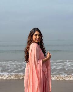 Niti Taylor Ethnic look: गुलाबी रंग में खिल उठी नीति टेलर की नूरानी सूरत, बीच किनारे एक्ट्रेस ने करवाया फोटोशूट
