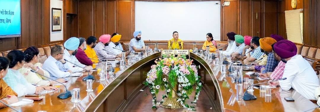 ਅਮਨ ਅਰੋੜਾ ਵੱਲੋਂ ਲੋਕ ਸੰਪਰਕ ਅਧਿਕਾਰੀਆਂ ਨੂੰ ਸਰਕਾਰ ਤੇ ਜਨਤਾ ਦਰਮਿਆਨ ਮਜ਼ਬੂਤ ਕੜੀ ਵਜੋਂ ਕੰਮ ਕਰਨ ਦੀ ਹਦਾਇਤ Aman Arora instructs public relations officers to act as a strong link between the government and the public ਅਮਨ ਅਰੋੜਾ ਵੱਲੋਂ ਲੋਕ ਸੰਪਰਕ ਅਧਿਕਾਰੀਆਂ ਨੂੰ ਸਰਕਾਰ ਤੇ ਜਨਤਾ ਦਰਮਿਆਨ ਮਜ਼ਬੂਤ ਕੜੀ ਵਜੋਂ ਕੰਮ ਕਰਨ ਦੀ ਹਦਾਇਤ