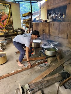 Harbhajan Singh : भज्जीनं घेतला पिठलं भाकरीचा स्वाद;  नाशिकमध्ये स्वत: बनवलं चुलीवरच जेवण..