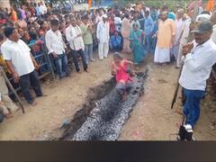 PHOTO : पेटत्या विस्तवावरून चालतात भाविक, पाथर्डीतील रहाड यात्रेविषयी जाणून घ्या...