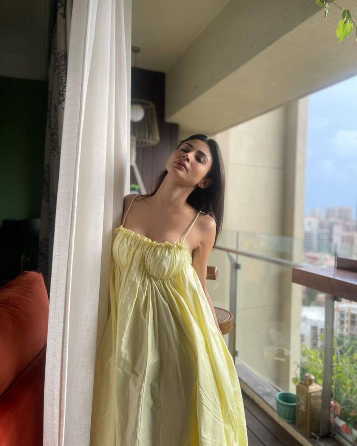 Mouni Roy Pictures: मौनी रॉय का नाम इंडस्ट्री की टैलेंटेड और खूबसूरत एक्ट्रेस में से एक हैं. मौनी राय (Mouni Roy) अपने ग्लैमरस और बेबाक अंदाज को लेकर लाइमलाइट में छाई रहती हैं.