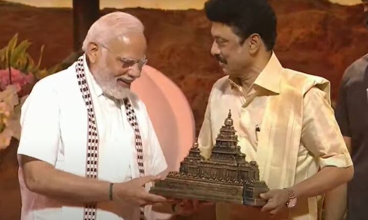 மொடிக்கு மாமல்லபுரம் கடற்கரை கோயில் சிற்பத்தை வழங்கிய ஸ்டாலின்