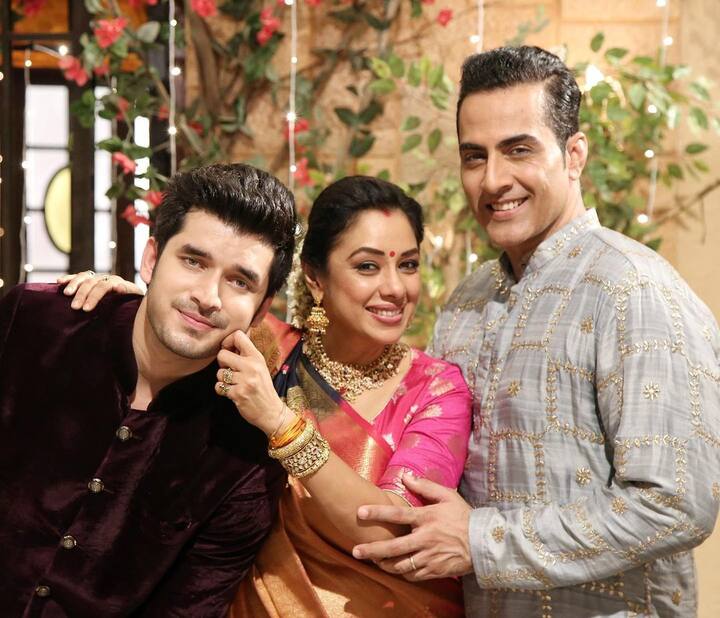 टीवी शो अनुपमा फेम (Anupamaa Samar Shah) समर उर्फ पारस कलनावत (Paras kalnawat) इन दिनों शो छोड़ने के कारण चर्चा में हैं. पारस को इस शो काफी पॉपुलैरिटी मिली है. शो में उनका किरदार एक मासूम बेटे का था. हाल में पारस ने कंफर्म किया है कि वह झलक दिखला जा सीजन 10 में नजर आएंगे. लेकिन अनुपमा शो मेकर्स के साथ विवादों में आने के बाद से पारस सुर्खियों में हैं. आइए जानतै हैं आखिर पारस कलनावत (Paras Kalnawat biograhy) कौन हैं?