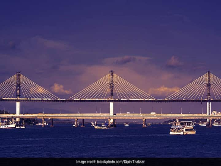 SUV Flies Off Bridge Plunges Into River In Goa All Passengers Missing பாலத்தில் காரை முந்த முயற்சித்த எஸ்யூவி... ஆற்றில் மூழ்கி விபத்து... மாயமான பயணிகள்