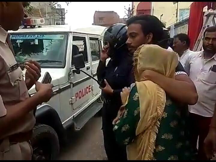 Bharatpur father attacked bike borne his daughter and son in law by auto ANN Bharatpur News: दूसरे धर्म में शादी करने से नाराज पिता ने बेटी-दामाद पर किया जानलेवा हमला, वीडियो आया सामने