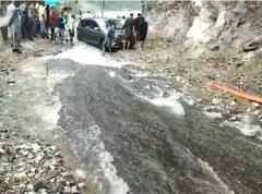 Uttarakhand News: पहाड़ों पर बारिश से आफत, कर्णप्रयाग में बद्रीनाथ हाईवे का एक हिस्सा पिण्डर नदी में समाया