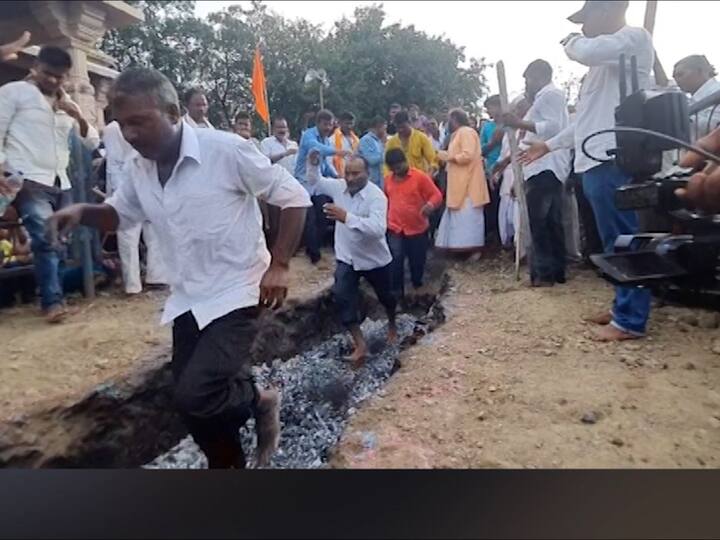 या ठिकाणी दरवर्षी अशीच भाविकांची लांबच लांब रांग लागते. ती रांग असते पेटत्या विस्तवावरून अनवानी चालण्यासाठी. देवाजवळ केलेला नवस पूर्ण झाल्याने आणि श्रद्धेपोटी विस्तवावरून चालण्याची परंपरा अहमदनगरच्या हनुमान टाकळी येथे जवळपास 250 वर्षांपासून जपली जात आहे.