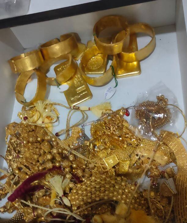 29 कोटींची रोकड आणि पाच किलो सोने जप्त