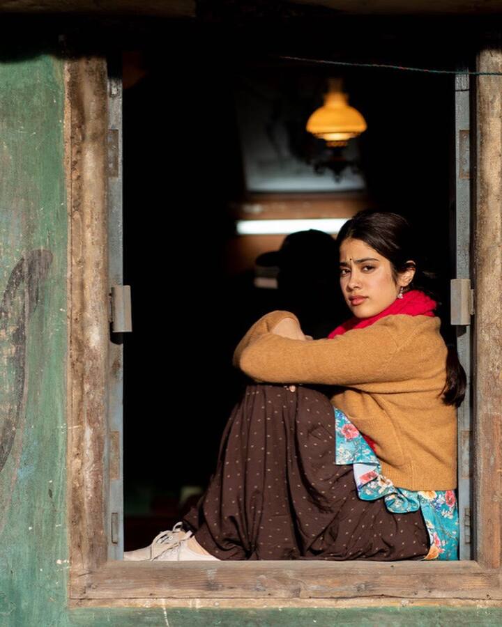 इससे पहले एक्ट्रेस ने इंस्टाग्राम पर अपनी फिल्म से कुछ तस्वीरें शेयर की हैं, जिसमें जैरी काफी उदास दिख रही है.