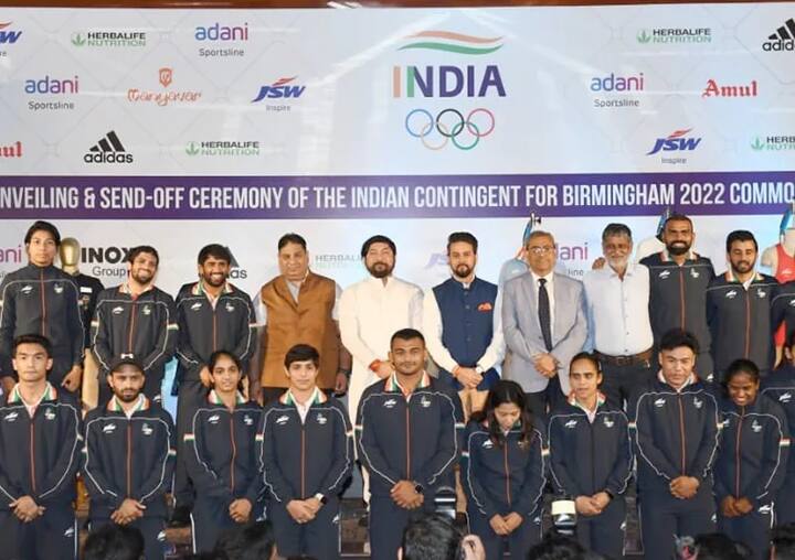 નીરજ ચોપરા કોમનવેલ્થ ગેમ્સ: કોમનવેલ્થ ગેમ્સ 2022 28 જુલાઈથી શરૂ થવા જઈ રહી છે. આ ગેમ્સ ઈંગ્લેન્ડના બર્મિંગહામમાં રમાશે. આ માટે ભારતીય ટીમ બર્મિંગહામ પહોંચી ચૂકી છે. આ વખતે કોમનવેલ્થ ગેમ્સ માટે 322 સભ્યોની ભારતીય ટુકડીની જાહેરાત થઈ ચૂકી છે. ભારતીય ઓલિમ્પિક સંઘ (IOA) એ આ ટીમમાં 215 ખેલાડીઓનો સમાવેશ કર્યો છે, જ્યારે 107 અધિકારીઓ અને સહાયક સ્ટાફ હશે.