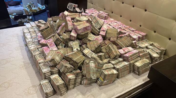 নিয়োগ-দুর্নীতির মামলায় গ্রেফতার হওয়ার পাঁচদিন পর, দল ও সরকারের সব পদ থেকে সরিয়ে দেওয়া হল পার্থ চট্টোপাধ্যায়কে। তাঁকে তিনটি দফতর থেকে সরানোর কথা ঘোষণা করেন মমতা বন্দ্যোপাধ্যায়।