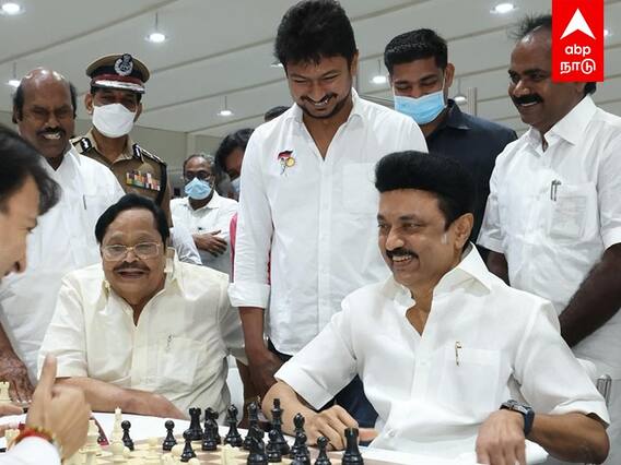 MK Stalin in Chess Olympiad : செஸ் விளையாடி, வீரர்களுக்கு விருந்தளித்து அசத்திய முதல்வர்..!