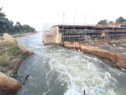 A bridge submerged by floods on the Cauvery River near Sirkazhi. காவிரியில் வெள்ளப்பெருக்கு - சீர்காழி அருகே 5 கிராமங்களுக்கு போக்குவரத்து துண்டிப்பு