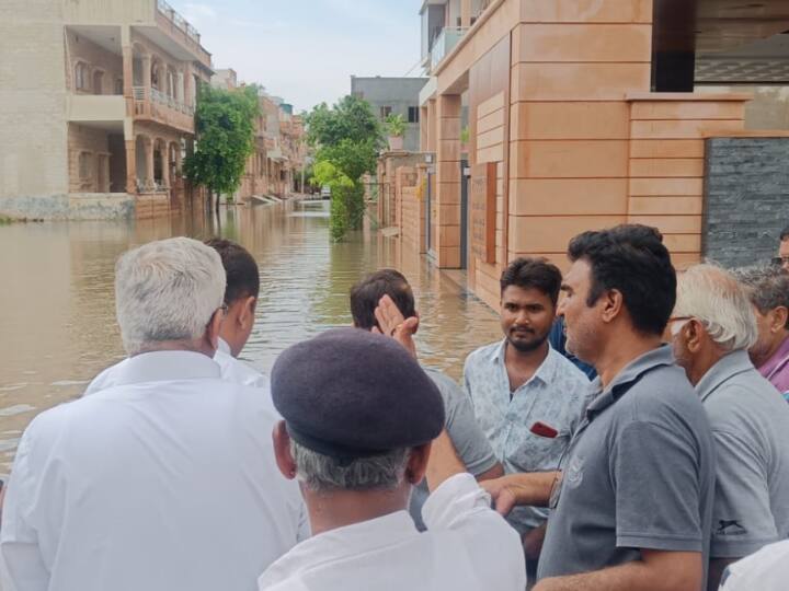 इस बारिश के दौरान सरदारपुरा विधानसभा क्षेत्र की न्यू रूप नगर कॉलोनी जहां पर 130 से अधिक मकान है इस क्षेत्र में लोगों के घरों के अंदर तक पानी पहुंच गया लोगों के घरों में सामान खराब हो गया और बाहर खड़ी कार पानी में डूब गई जिससे लोगों को परेशानियों का सामना करना पड़ रहा था.