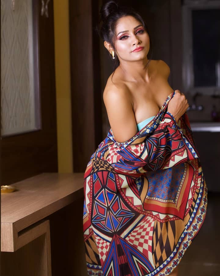 Shweta Sharma Bikini Look: भोजपुरी फिल्मों की हॉट एक्ट्रेस श्वेता शर्मा (Shweta Sharma) एक बार फिर अपने लुक को लेकर चर्चा में बनी हुई है.  एक्ट्रेस ने सोशल मीडिया पर अपनी बोल्ड अदाओं से सभी का मन मोह लिया है. एक्ट्रेस की लेटेस्ट तस्वीरें इंटरनेट का पारा बढ़ा रही है. नीचे की स्लाइड में आप भी देखिए ये तस्वीरें....