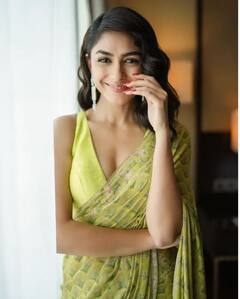 Mrunal Thakur Pics: ਹਰੇ ਰੰਗ ਦੀ ਸਾੜ੍ਹੀ 'ਚ ਬੇਹੱਦ ਖੂਬਸੂਰਤ ਨਜ਼ਰ ਆਈ ਮ੍ਰਿਣਾਲ ਠਾਕੁਰ, ਦਿਲਕਸ਼ ਅਦਾਵਾਂ 'ਤੇ ਫਿਦਾ ਹੋਏ ਫੈਨਜ਼