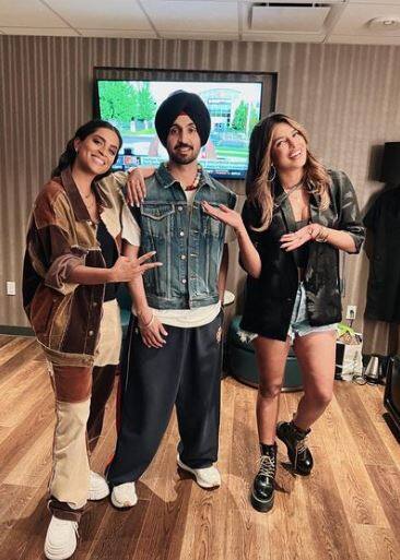 प्रियंका चोपड़ा अपने दोस्तों के साथ दिलजीत दोसांझ के कॉन्सर्ट में पहुंची थी और इस दौरान वो खासा इंजॉय भी करती नजर आईं.