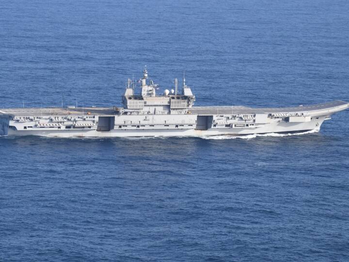 Defence News Indian Navy Took Delivery Indigenous and Advanced Aircraft Carrier Vikrant Defence News: भारतीय नौसेना को मिला पहला स्वदेशी एयरक्राफ्ट कैरियर 'विक्रांत', जानिए ताकत और खासियत