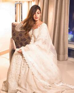 व्हाइट चिकनकारी लहंगे में Rhea Chakraborty ने शर्माते हुए दिए पोज, देखें एक्ट्रेस की एथनिक लुक तस्वीरें