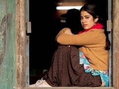 Actress Janhvi kapoor Photos : கத்தரி பூவழகி கரையா பொட்டழகி..! ஜான்வி கபூரின் அசத்தல் க்ளிக்ஸ்!