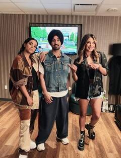 Diljit Dosanjh Concert: कॉन्सर्ट में पहुंची प्रियंका चोपड़ा के पैर छूते दिखे दिलजीत दोसांझ, देखें मजेदार तस्वीरें