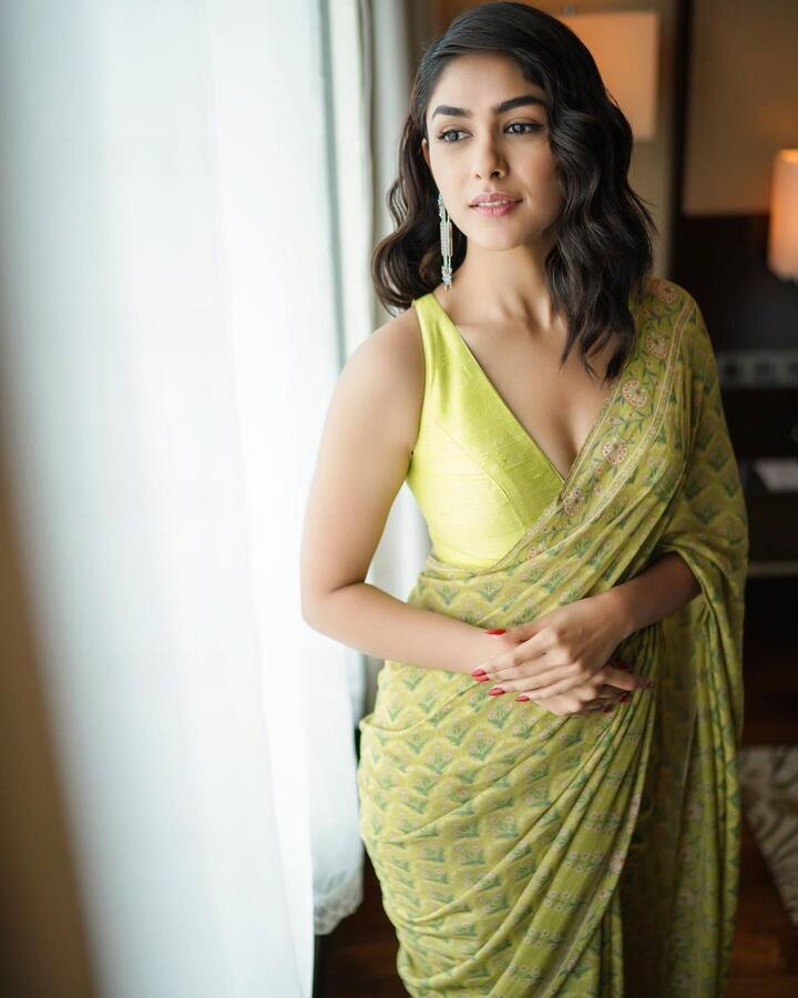 Mrunal Thakur Photos: बॉलीवुड एक्ट्रेस मृणाल ठाकुर (Mrunal Thakur) अपने शानदार अभिनय और स्टाइलिश अंदाज को लेकर हमेशा लाइमलाइट में रहती है. एक्ट्रेस का नाम उन अभिनेत्रियों की लिस्ट में शुमार है, जो बहुत ही कम समय में इंडस्ट्री में अपनी अलग पहचान बना चुकी हैं.