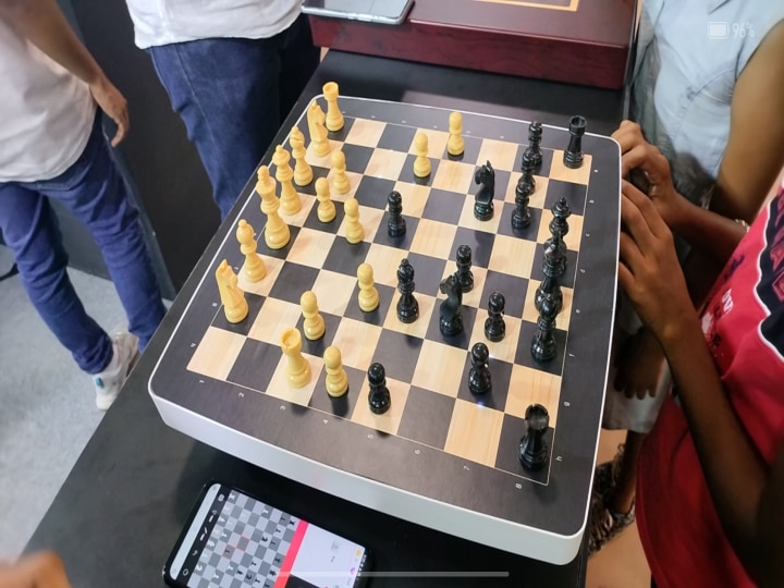 Chess olympiad 2022: தானாக விளையாடும் செஸ்..  மேஜிக் புக்.. செஸ் ஒலிம்பியாட்டில் கலக்கும் கண்காட்சி!