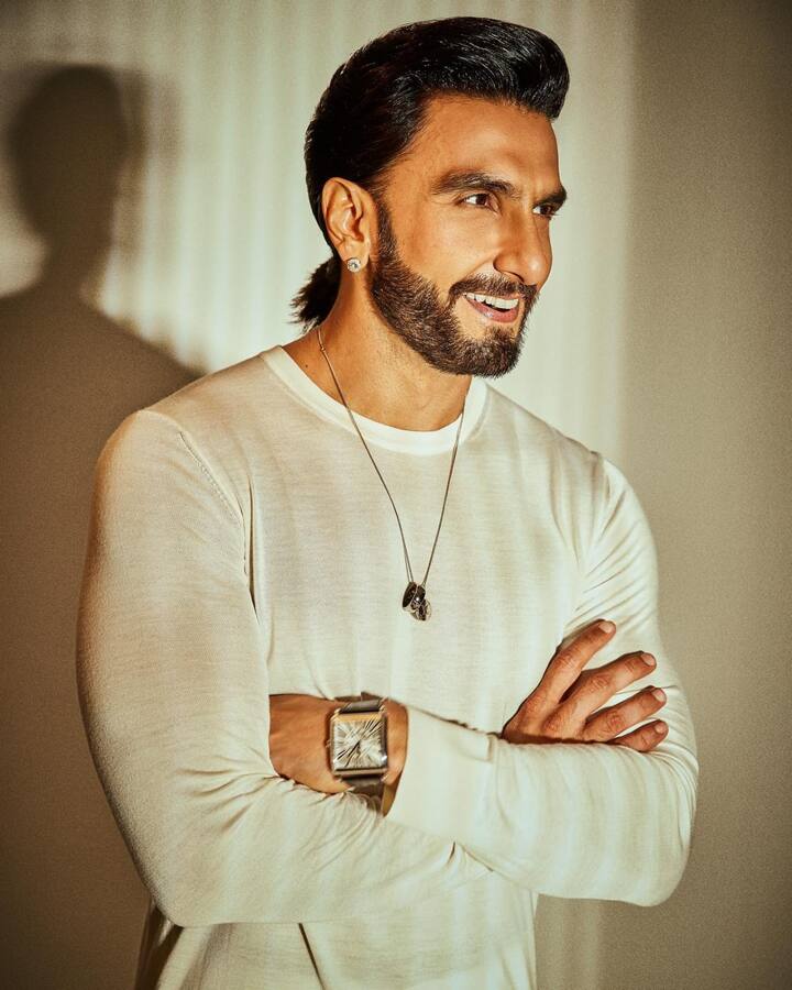 हालांकि रणवीर सिंह को इन सभी विवादों से कोई फर्क नहीं पड़ता दिख रहा है, जिसके आधार पर उन्होंने लेटेस्ट फोटोशूट फैन्स के सामने पेश किया है.