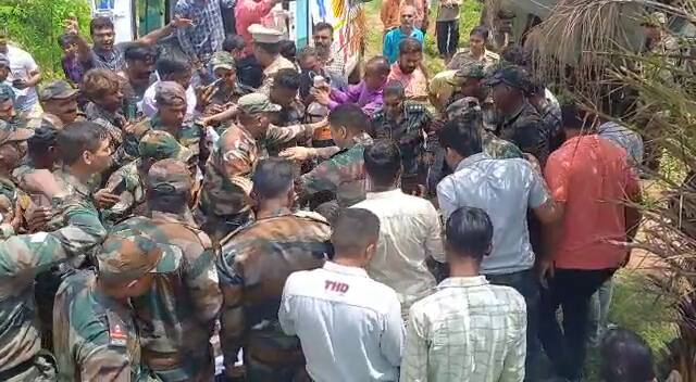 Dhrangadhara Girl Rescue : army rescue of 12 year old girl in Dhrangadhara, girl shifted hospital Dhrangadhara Girl Rescue : 500 ફૂટ ઊંડા બોરમાં 60 ફૂટ નીચે ફસાયેલી કિશોરીનું દિલધડક રેસ્ક્યૂ, બાળકીને હોસ્પિટલ ખસેડાઇ