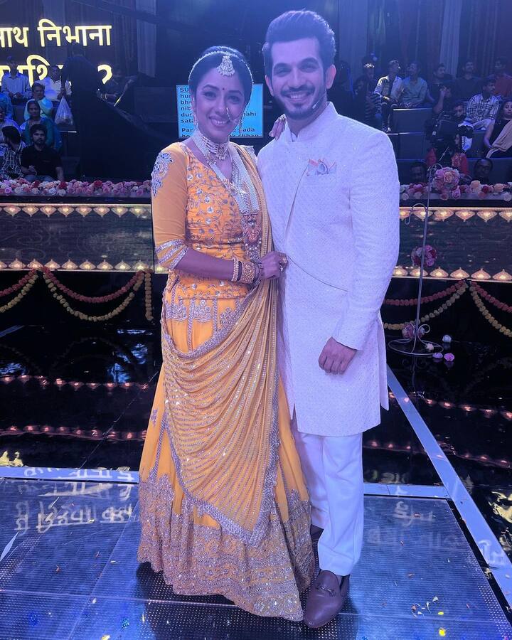 स्टार प्लस के शो अनुपमा में बेशक इन दिनों हाई वोल्टेज ड्रामा देखने को मिल रहा है. इसी बीच अनुज और अनुपमा रोमांस करना नहीं भूलते हैं. अब कुछ ऐसी तस्वीरें सामने आई हैं जिसमें अनुपमा अपने अनुज को छोड़ अर्जुन बिजलानी संग रोमांस फरमा रही हैं.