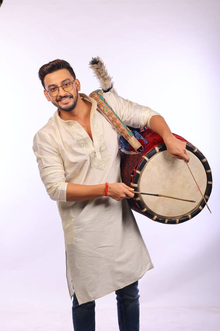 প্রকাশ্যে এসেছে সমস্ত চরিত্রের প্রথম লুক। এই প্রথম কোনও পারিবারিক ছবিতে স্বামী-স্ত্রীর ভূমিকায় অভিনয় করছেন বনি-কৌশানি।