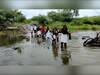Latur News : तीन वर्षांपूर्वी पुरात पूल वाहून गेला; शाळा, कॉलेज गाठण्यासाठी कमरेएवढ्या पाण्यातून विद्यार्थ्यांचा जीवघेणा प्रवास