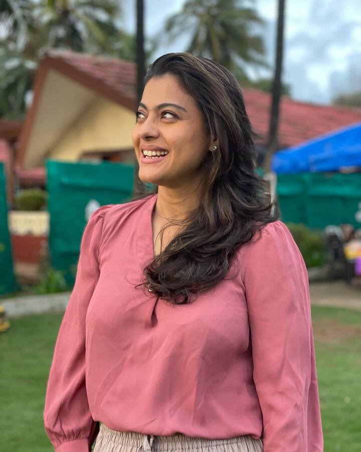 काजोल भी सोशल मीडिया पर काफी एक्टिव रहती हैं और अपने फैंस के साथ मस्ती भरे पोस्ट शेयर करती रहती हैं.