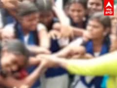 Tirunelveli : ஆசிரியர்கள் முன்பே மோதிக்கொண்ட மாணவிகள்... வைரல் வீடியோ