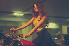 Dimple Hayathi: రాయల్ ఎన్‌ఫీల్డ్ బైక్‌పై డింపుల్ హయతి హాట్ ఫోజులు